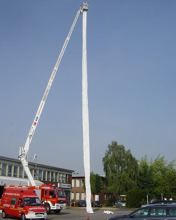 Mobiler Rettungsschlauch am Feuerwehrfahrzeug